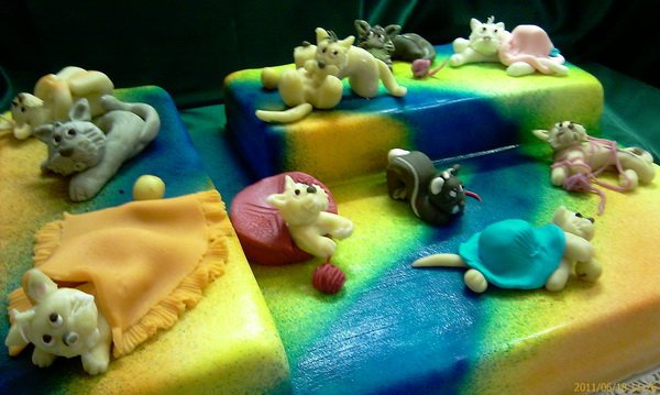 Torte mit Marzipanfiguren als Dekoration